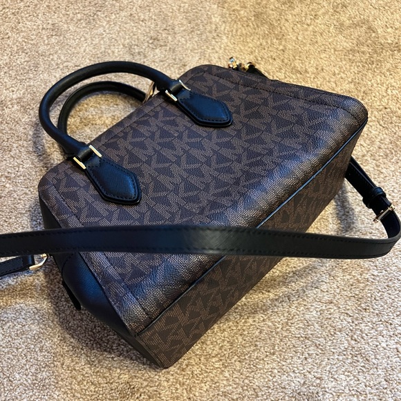 Like New Michael Kors Satchel - Picture 5 of 16